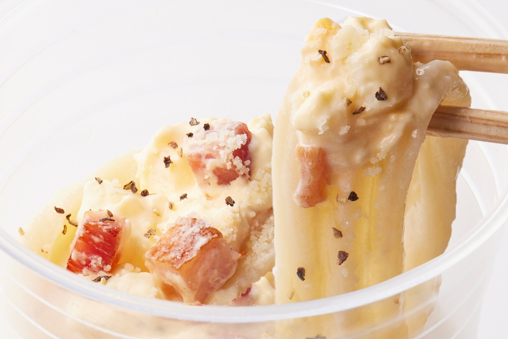 うどんとの相性抜群の濃厚カルボナーラだしと玉子サラダ