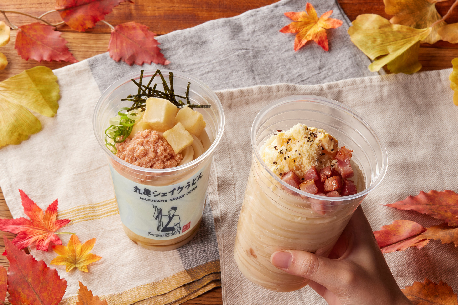 丸亀製麺の秋冬の新作「こくうま玉子のカルボナーラうどん」と「青じそ香るたらポテぶっかけうどん」