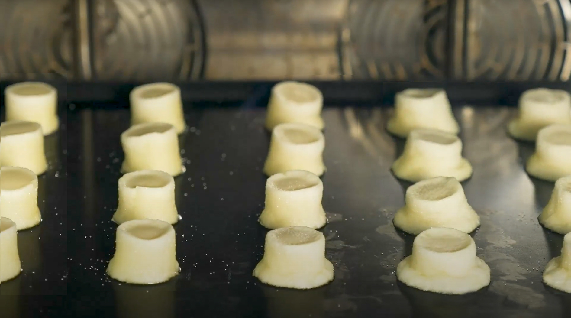 クッキーを焼く様子。バターは焼成後でも34％配合されている