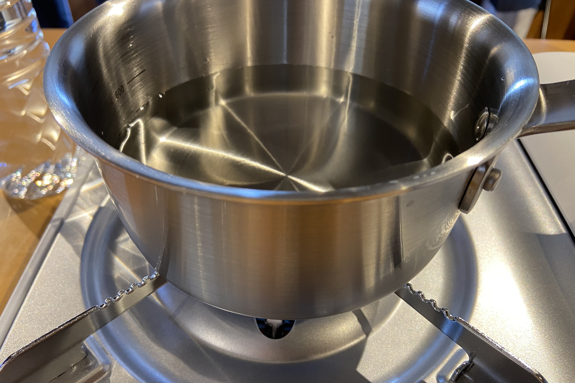 鍋に水とスープを入れる