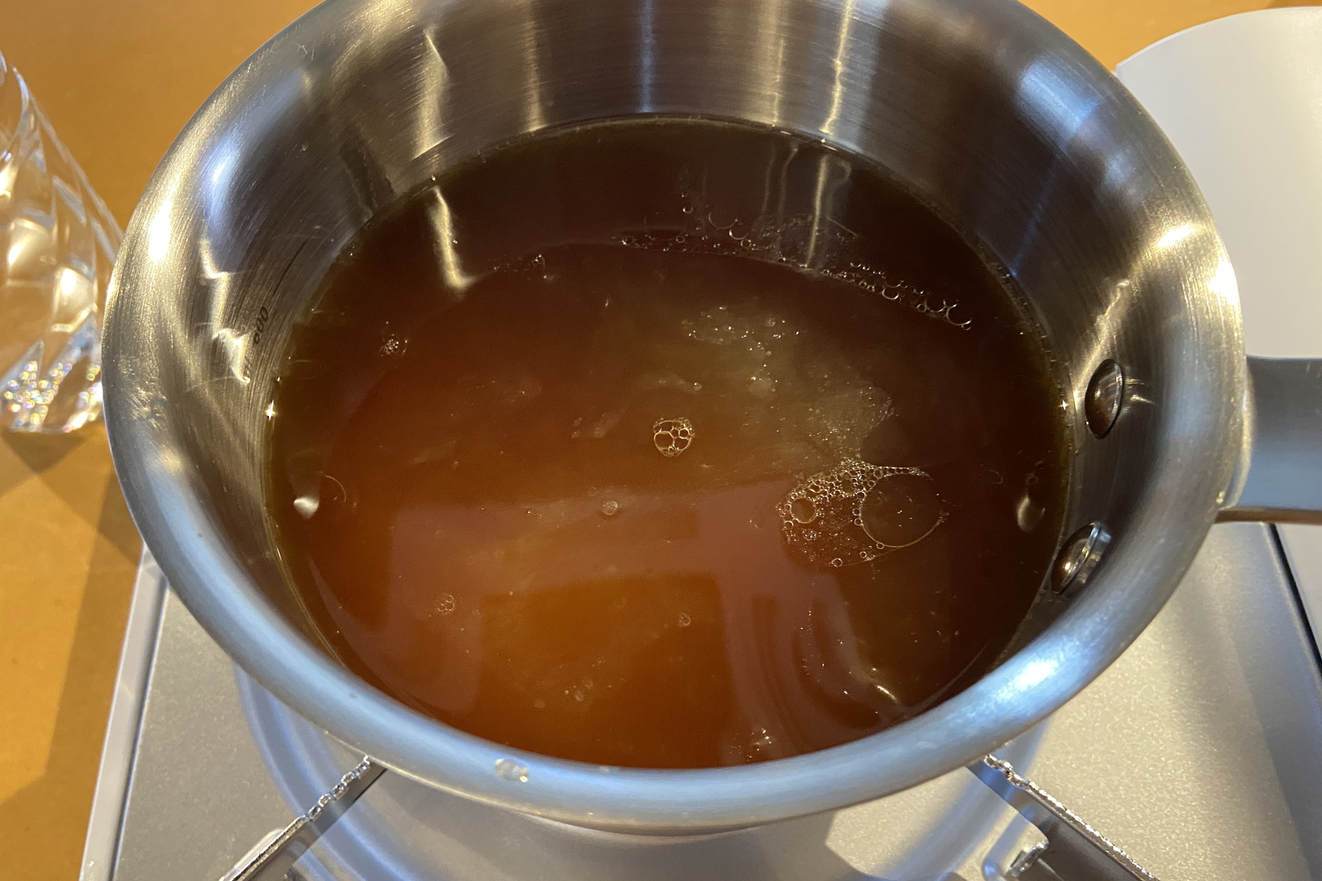 鍋に水とスープを入れる