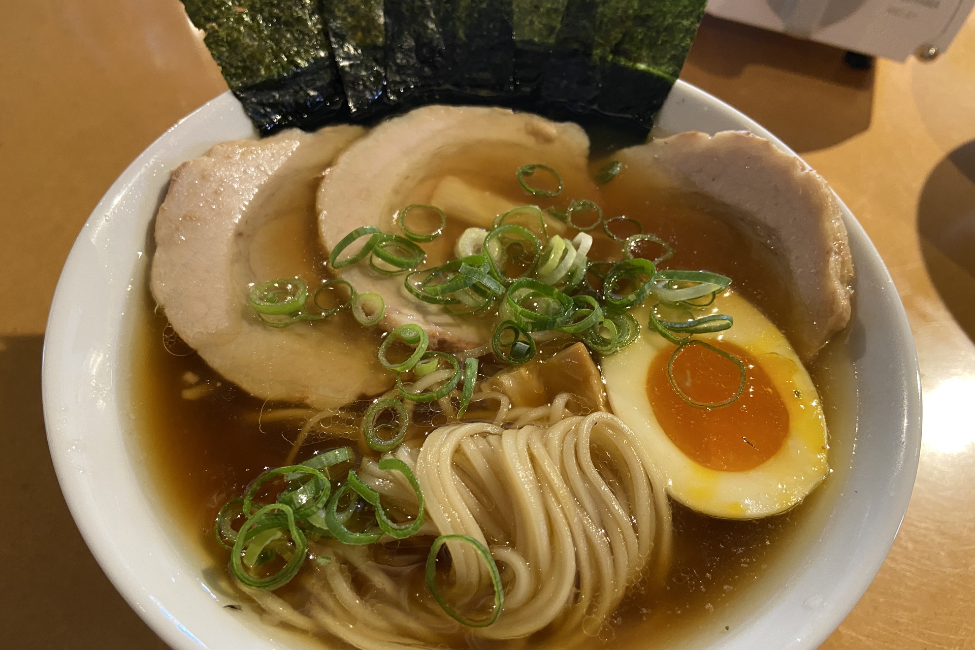 トッピングをして完成。好みでネギをかけても◎