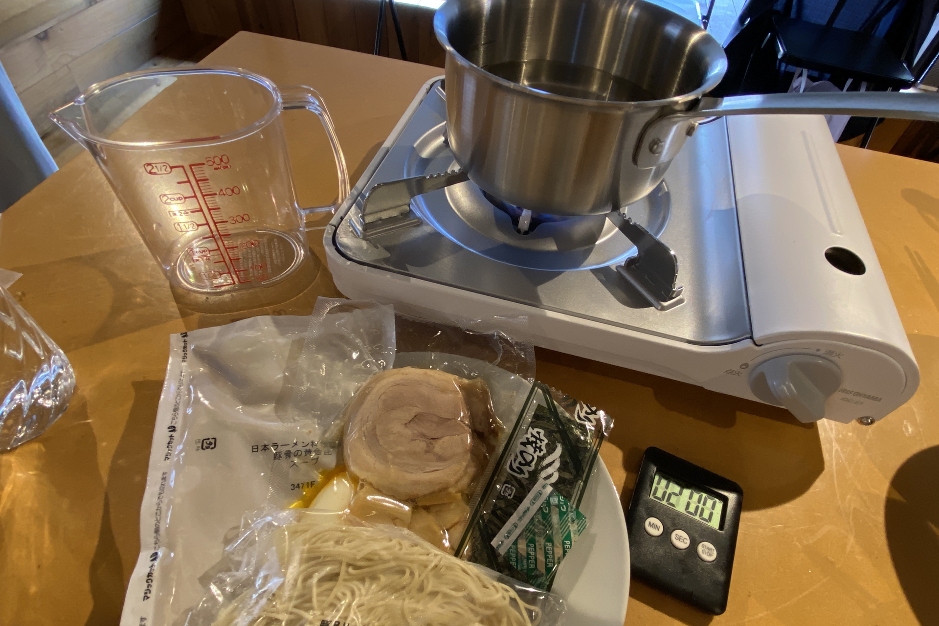 1箱2食＋トッピング入りで1000円