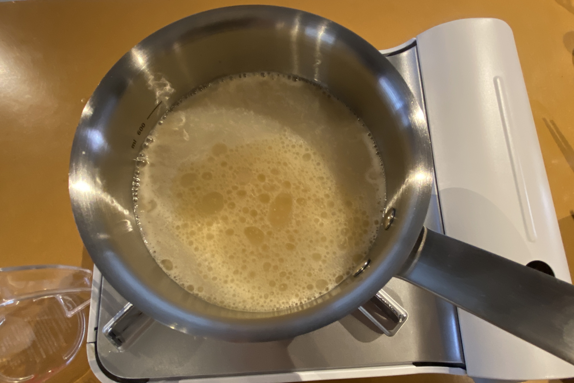 水とスープを入れる