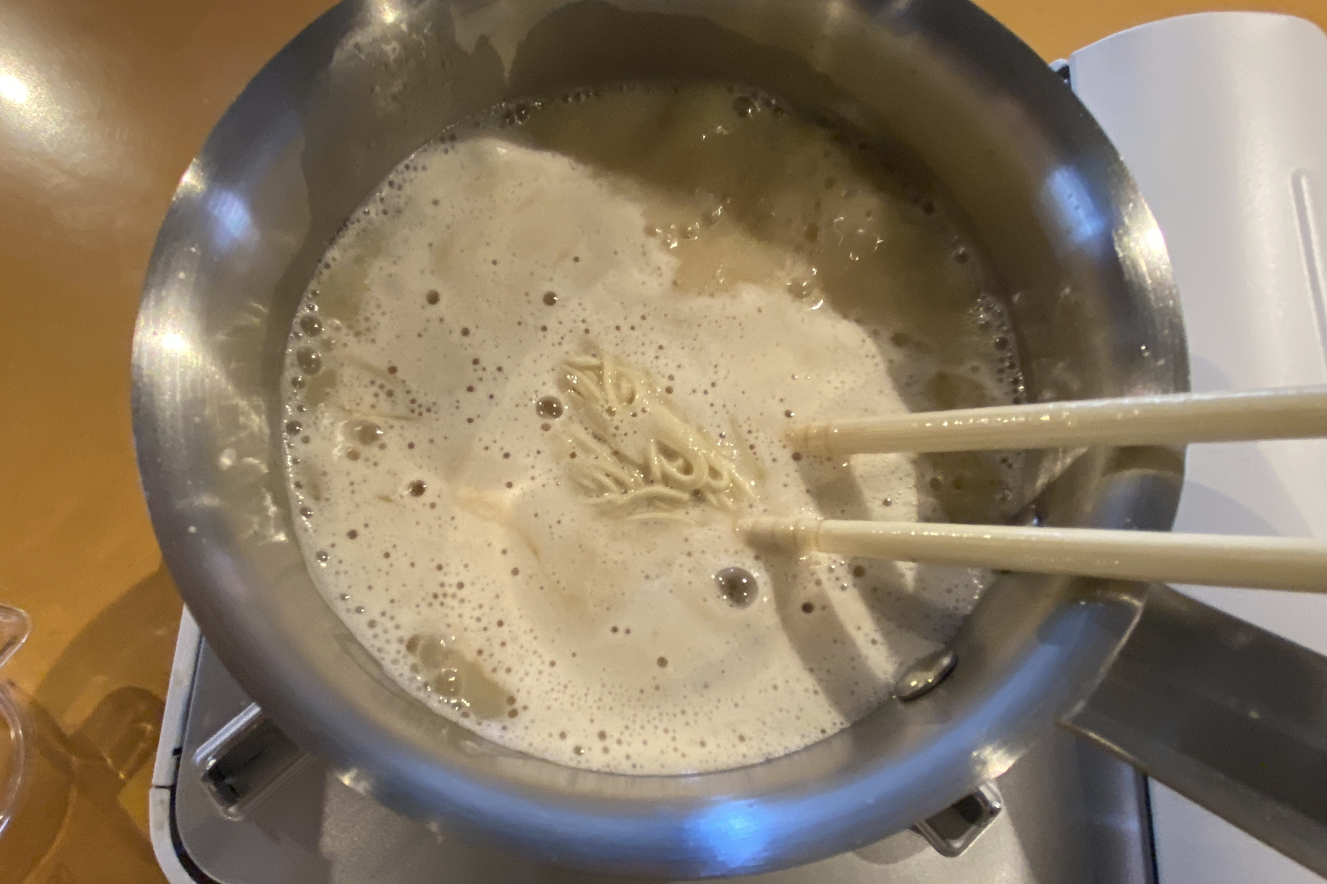 30秒経ったら麺をほぐす