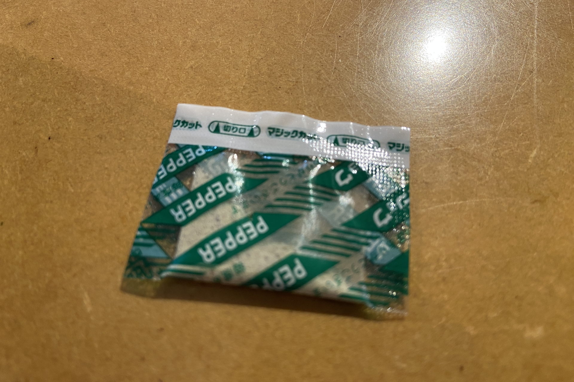 豚骨の食欲をそそる香りが作っているそばからただよう。好みでコショウをかけて味変できる