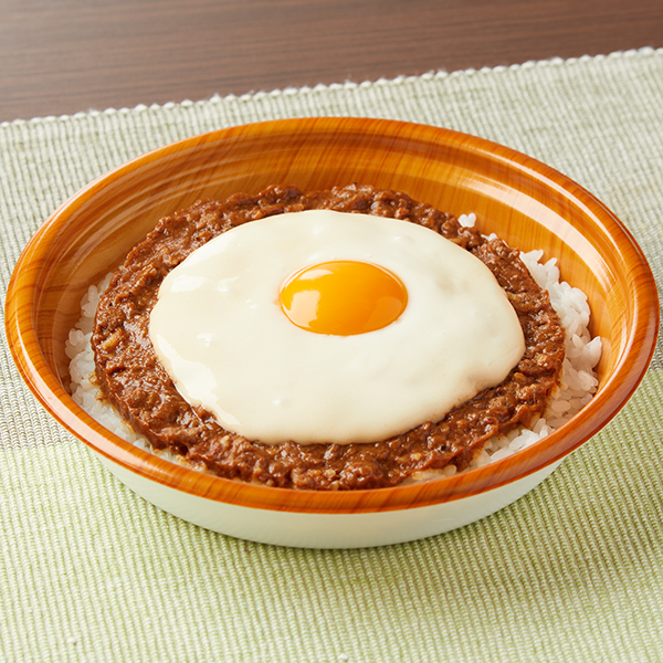 「とろとろチーズソースのスパイスカレー」（585円）