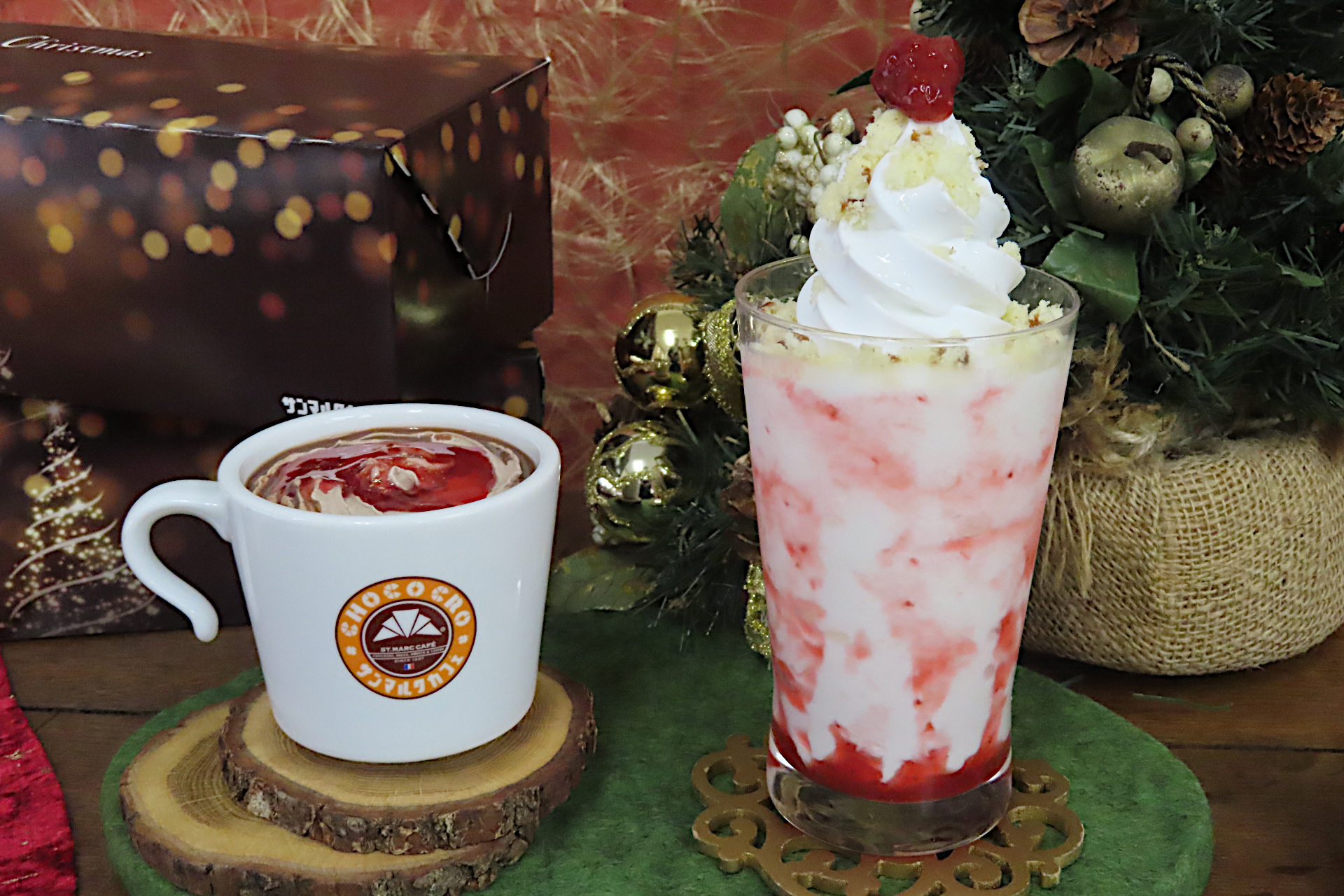 「Holiday ショコラルージュミルクチョコレート」（左）と「Holiday ストロベリーショートケーキスムージー」（右）」