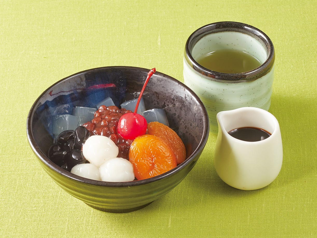 「黒豆白玉あんみつ緑茶＆黒蜜つき」（549円）