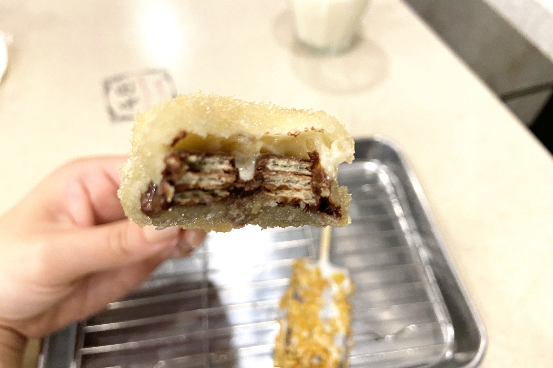 衣のなかでバナナとキットカットの食感がしっかり保たれている