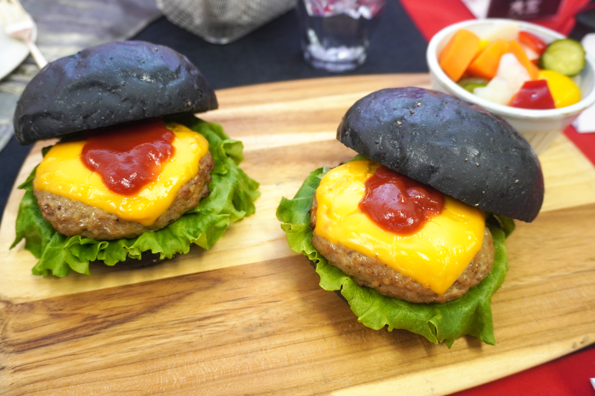 「黒いバーガーブラックチーズバーガー 1パック」（626円）