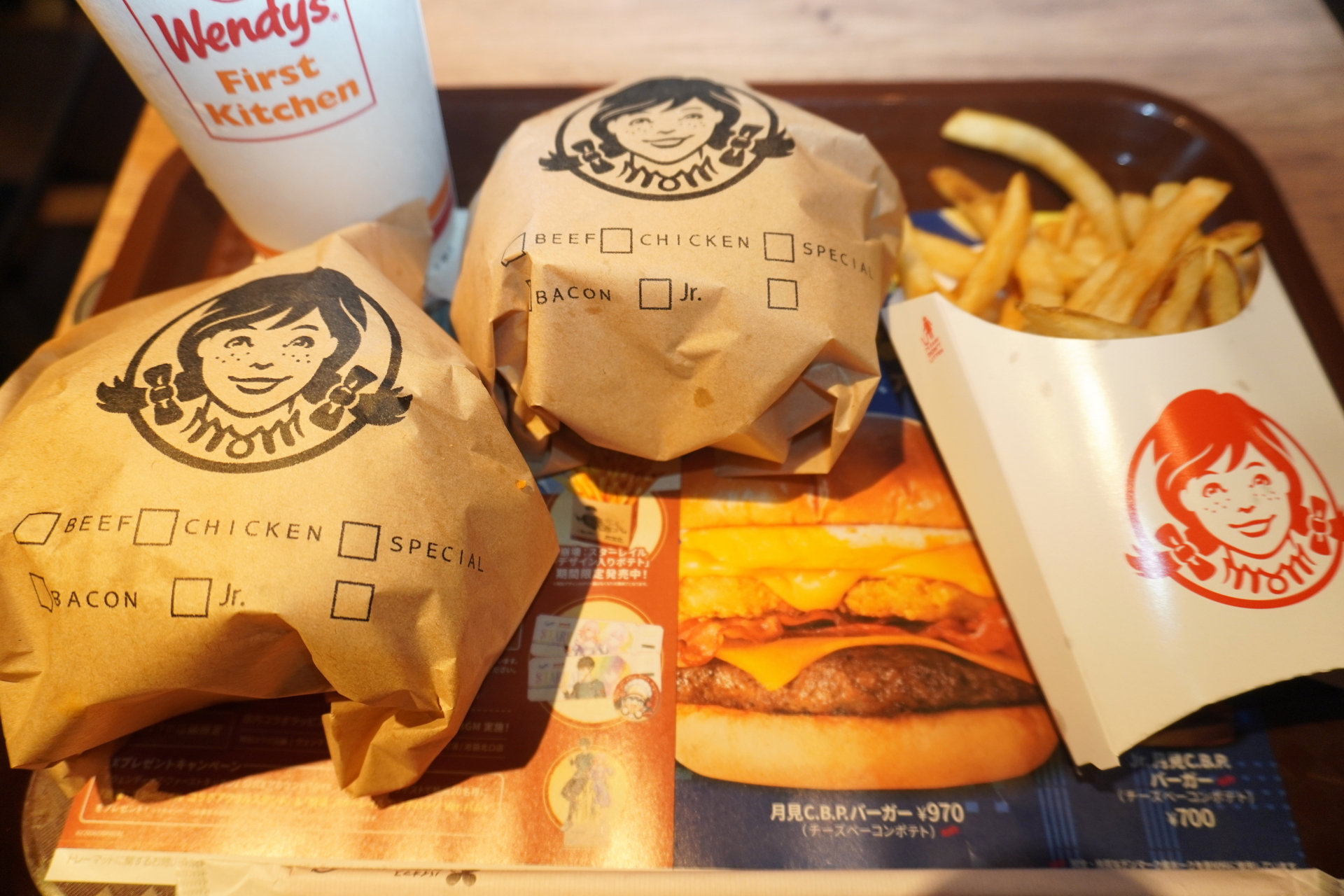 バーガーとフレンチフライポテト、ペプシコーラ（いずれもLサイズ）がセットになっている