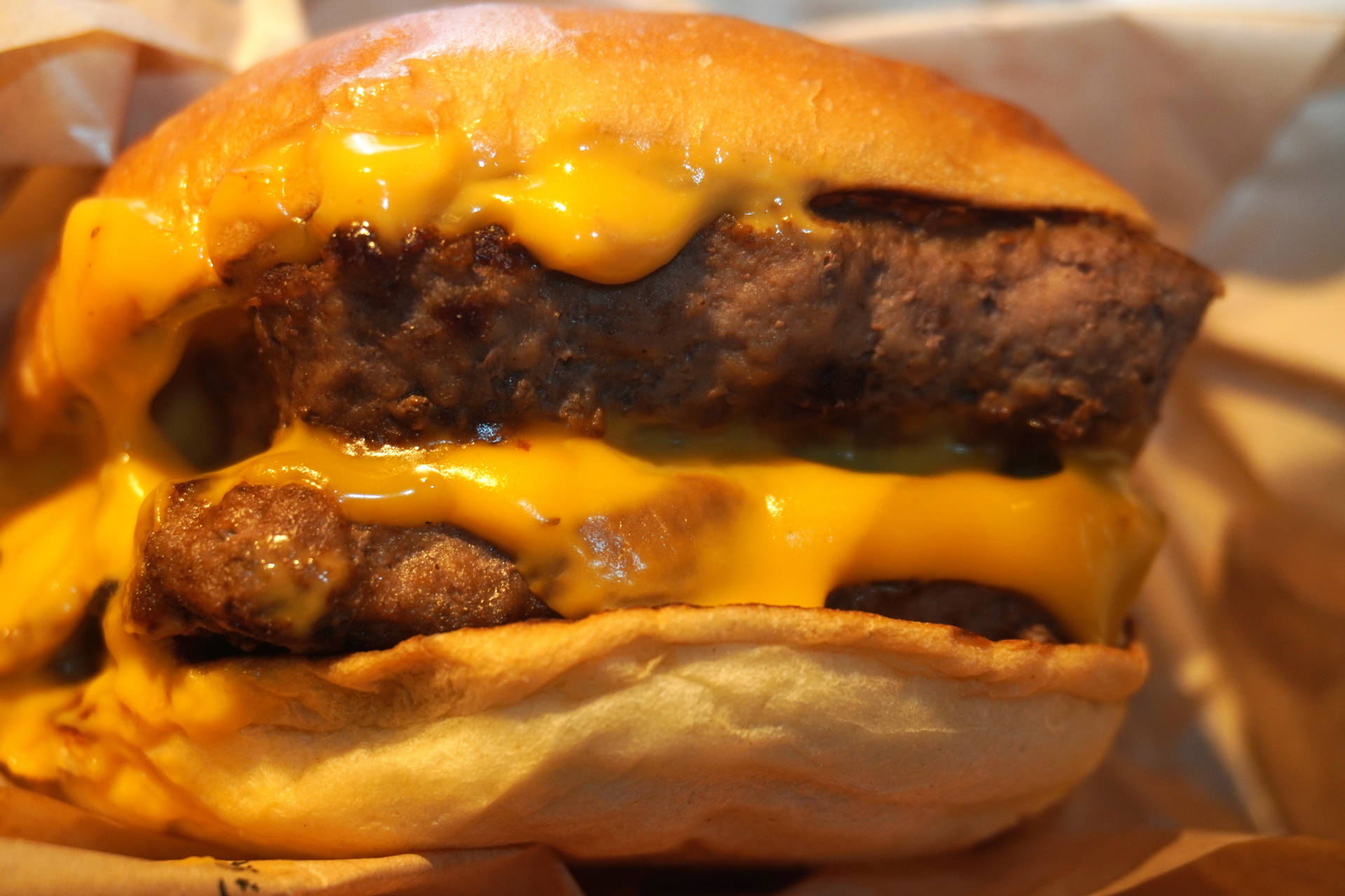 香り高いトリュフ、マッシュルームメルトがビーフの旨みをさらに引き立てる「トリュフ＆マッシュルームメルトバーガーダブル」