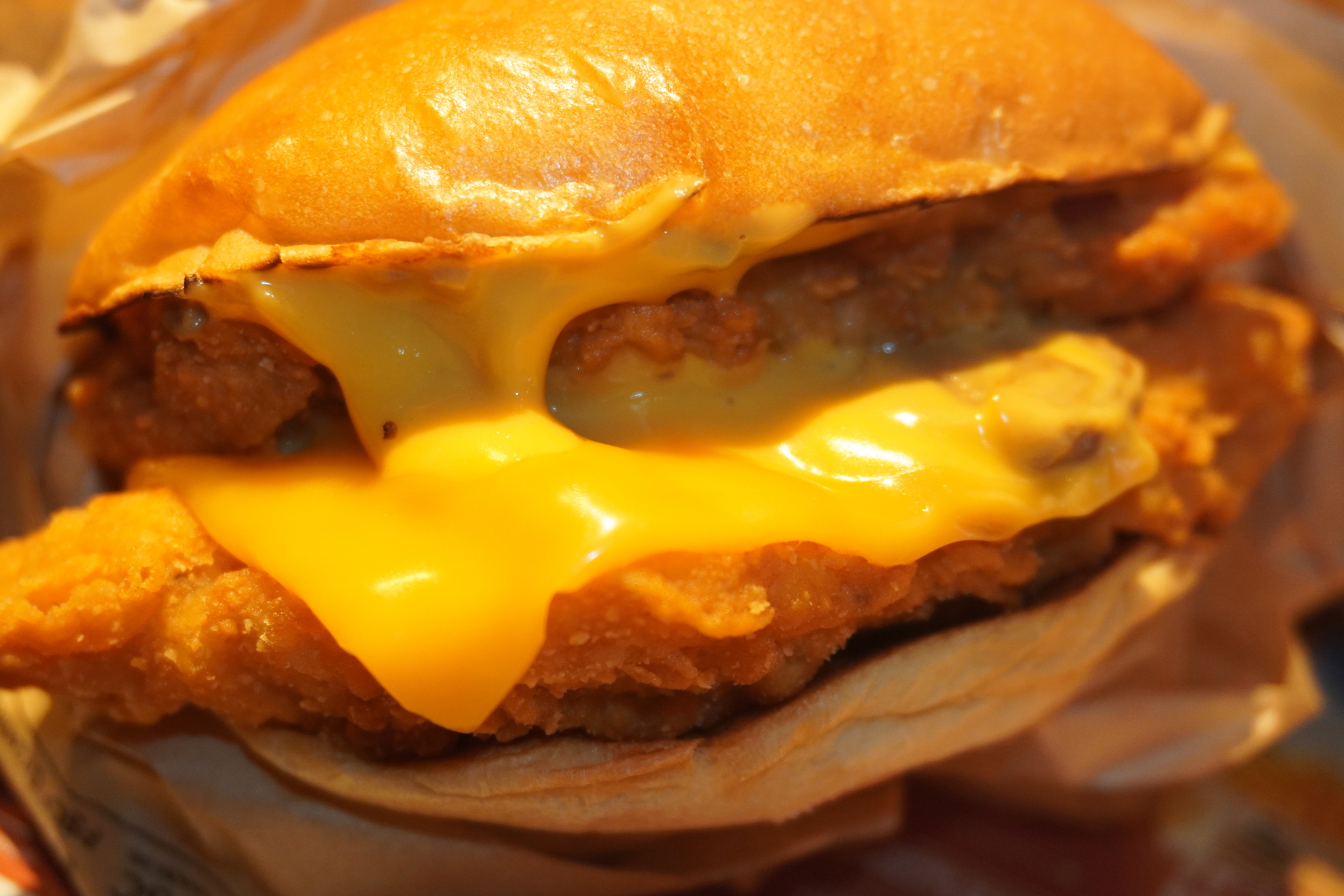 チキンパティ2枚でボリューム満点な「トリュフ＆マッシュルームメルトチキンフィレバーガーダブル」。繊細なトリュフの香りがちょっぴりリッチな気分に