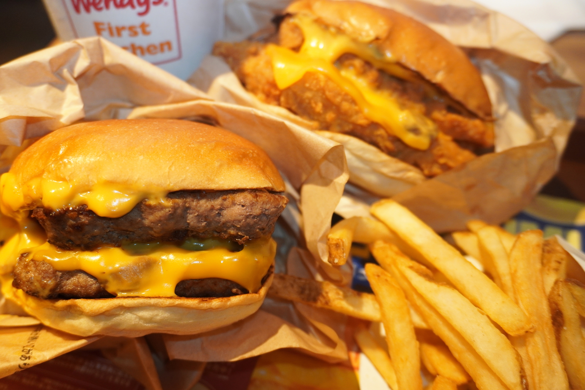 刻んだ黒トリュフソースと白トリュフオイルをマッシュルームメルトと合わせた「トリュフ＆マッシュルームメルトバーガーダブル」と「トリュフ＆マッシュルームメルトチキンフィレバーガーダブル」