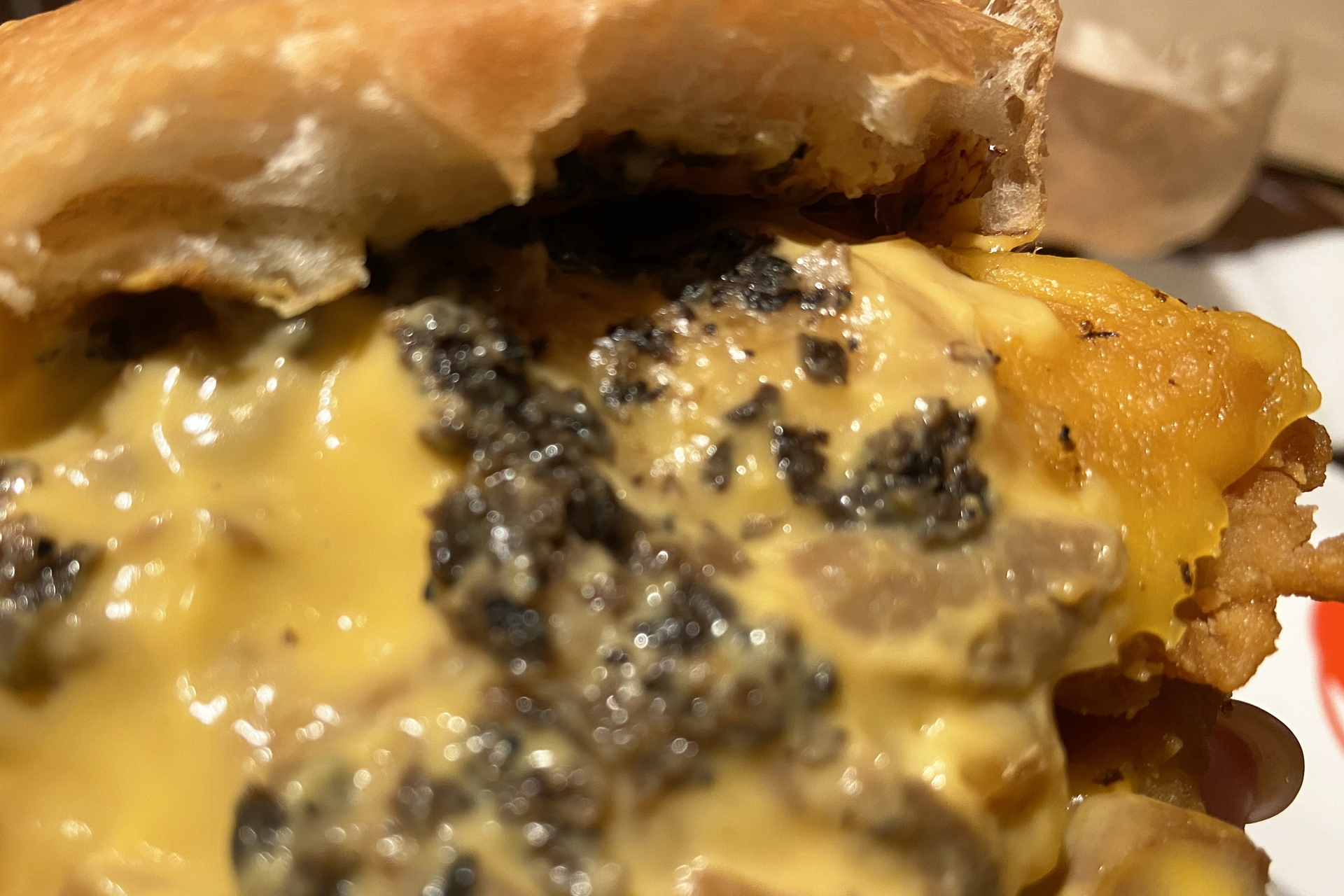 チキンパティ2枚でボリューム満点な「トリュフ＆マッシュルームメルトチキンフィレバーガーダブル」。繊細なトリュフの香りがちょっぴりリッチな気分に