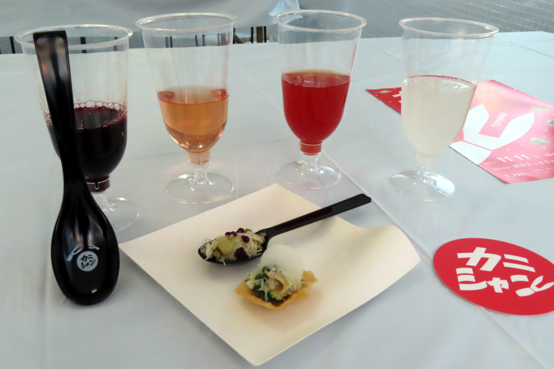 「カニシャン」で提供されたスプーン＆フィンガーフード2種とドリンク