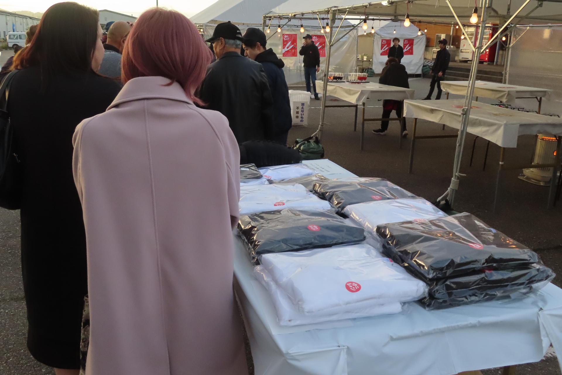 16時のオープンにあわせて多くの人が詰めかけた