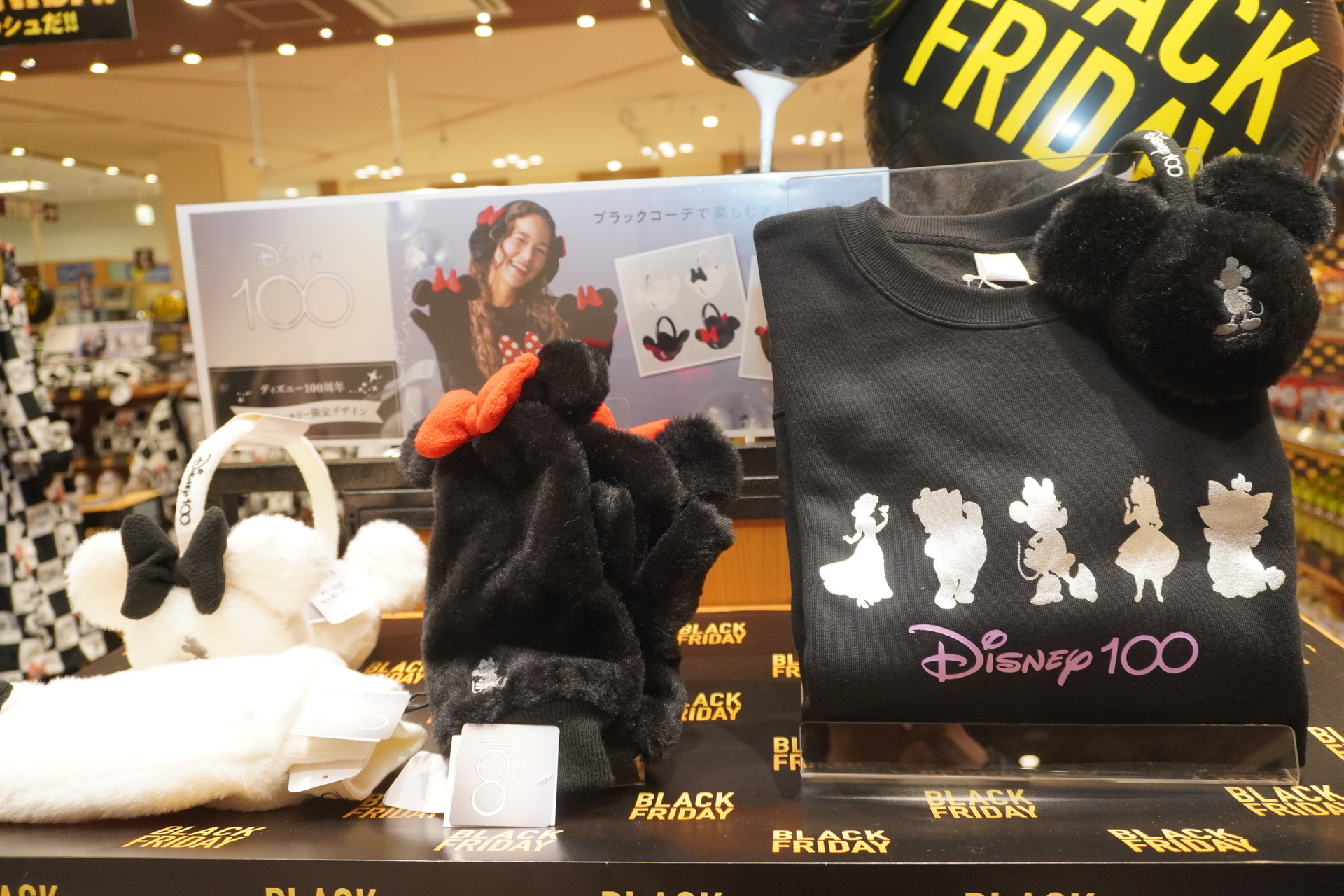 ミッキーマウスやミニーマウスのトレーナーや耳当て、ミトン、マフラー、トートバッグなどを用意