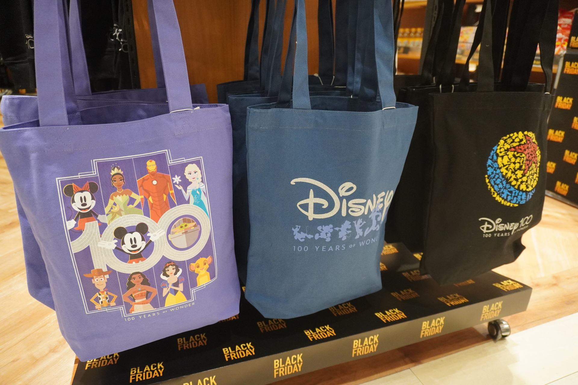 ミッキーマウスやミニーマウスのトレーナーや耳当て、ミトン、マフラー、トートバッグなどを用意