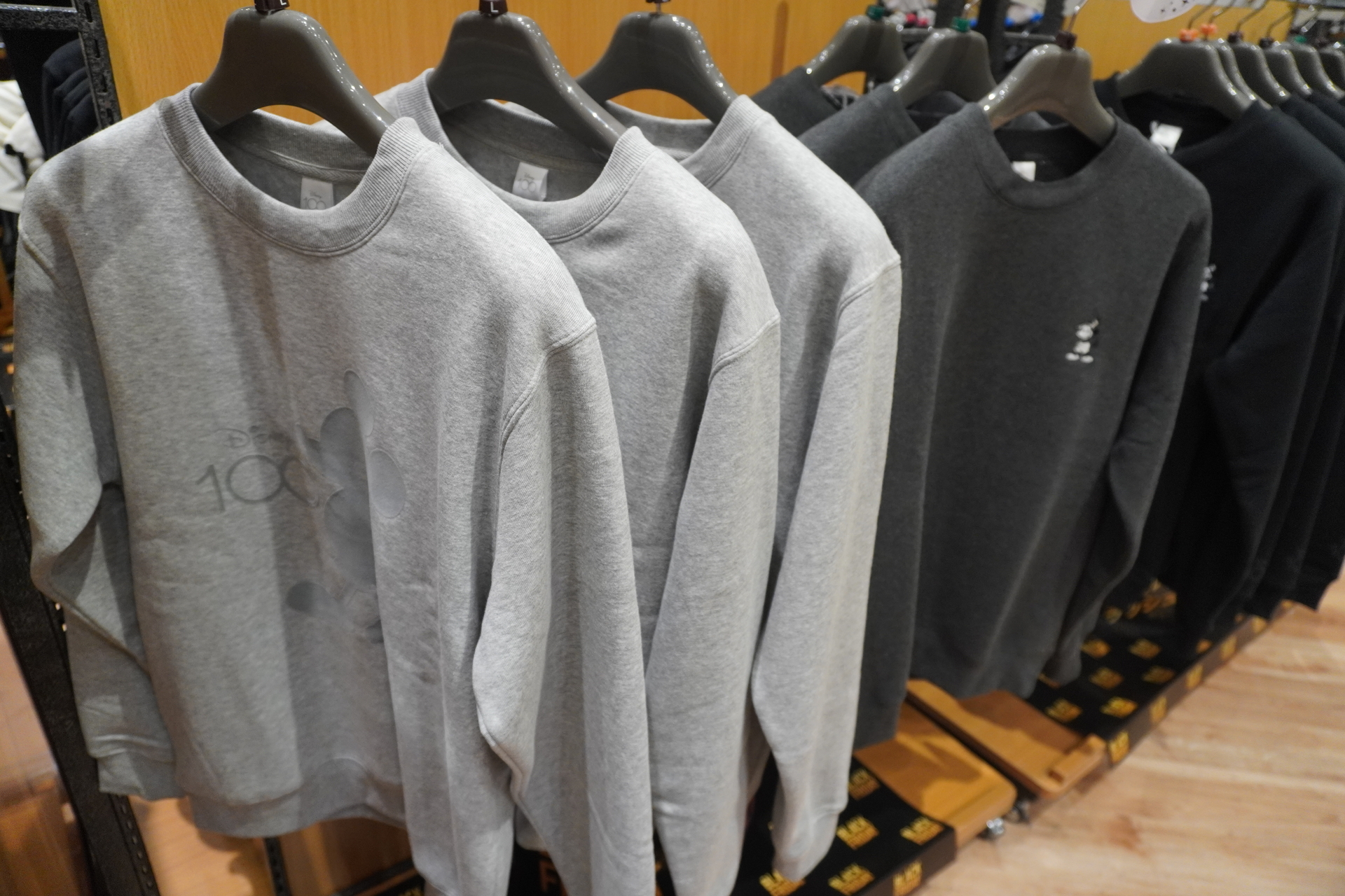 ミッキーマウスやミニーマウスのトレーナーや耳当て、ミトン、マフラー、トートバッグなどを用意