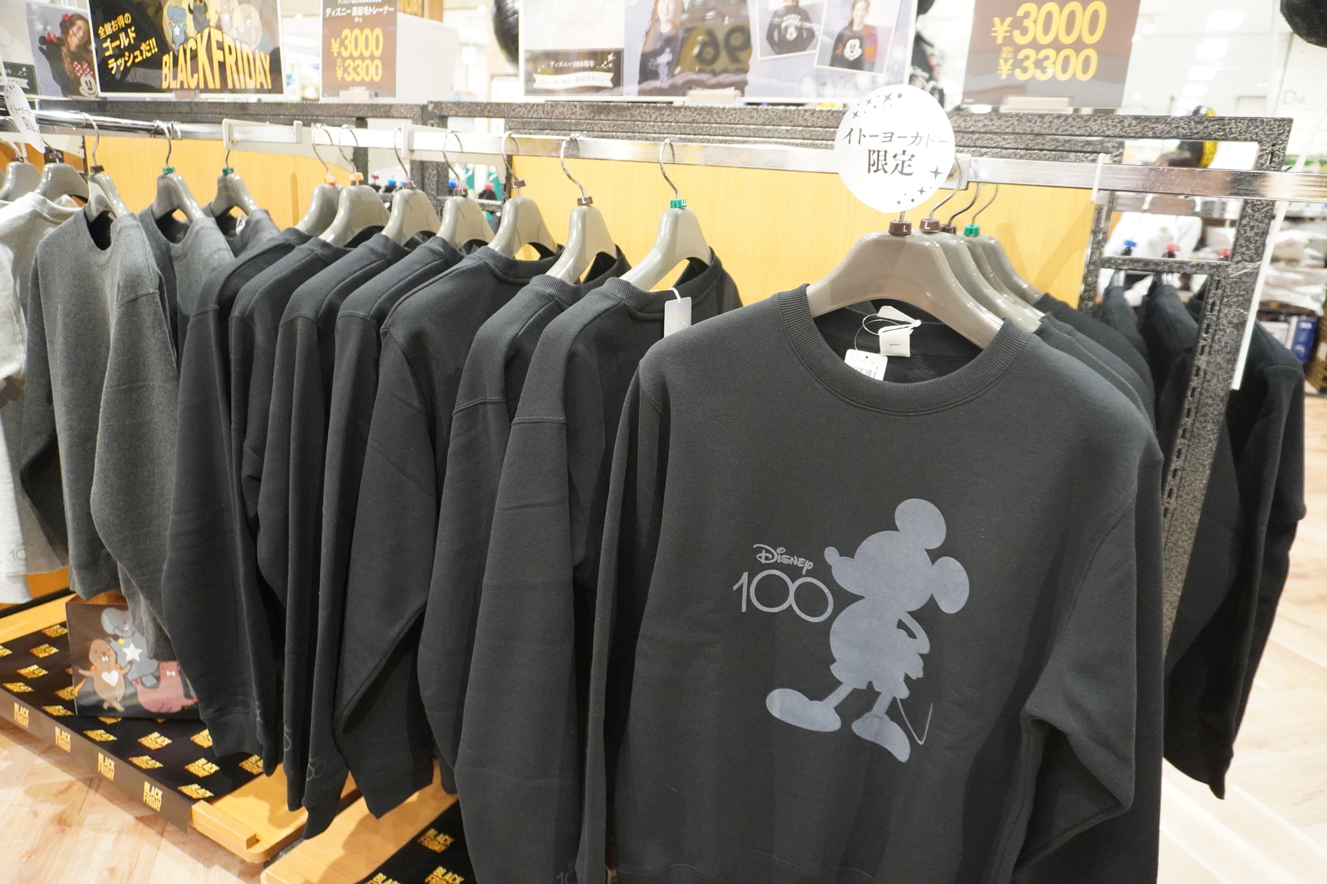 ミッキーマウスやミニーマウスのトレーナーや耳当て、ミトン、マフラー、トートバッグなどを用意