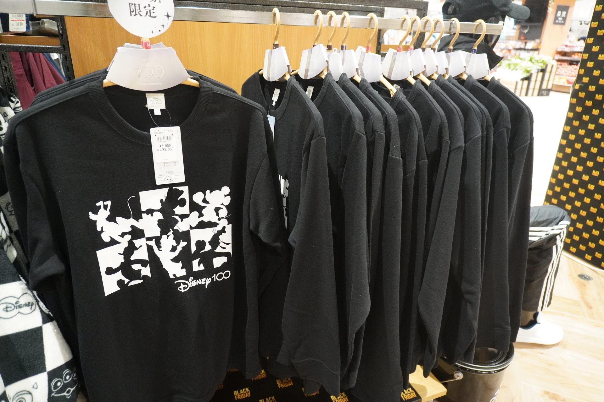 ミッキーマウスやミニーマウスのトレーナーや耳当て、ミトン、マフラー、トートバッグなどを用意