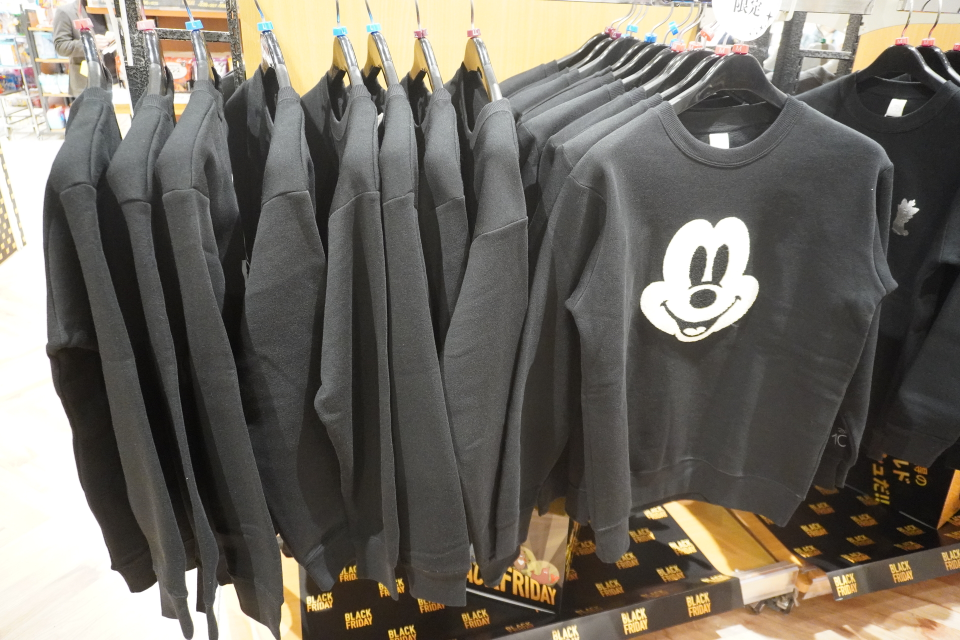 ミッキーマウスやミニーマウスのトレーナーや耳当て、ミトン、マフラー、トートバッグなどを用意