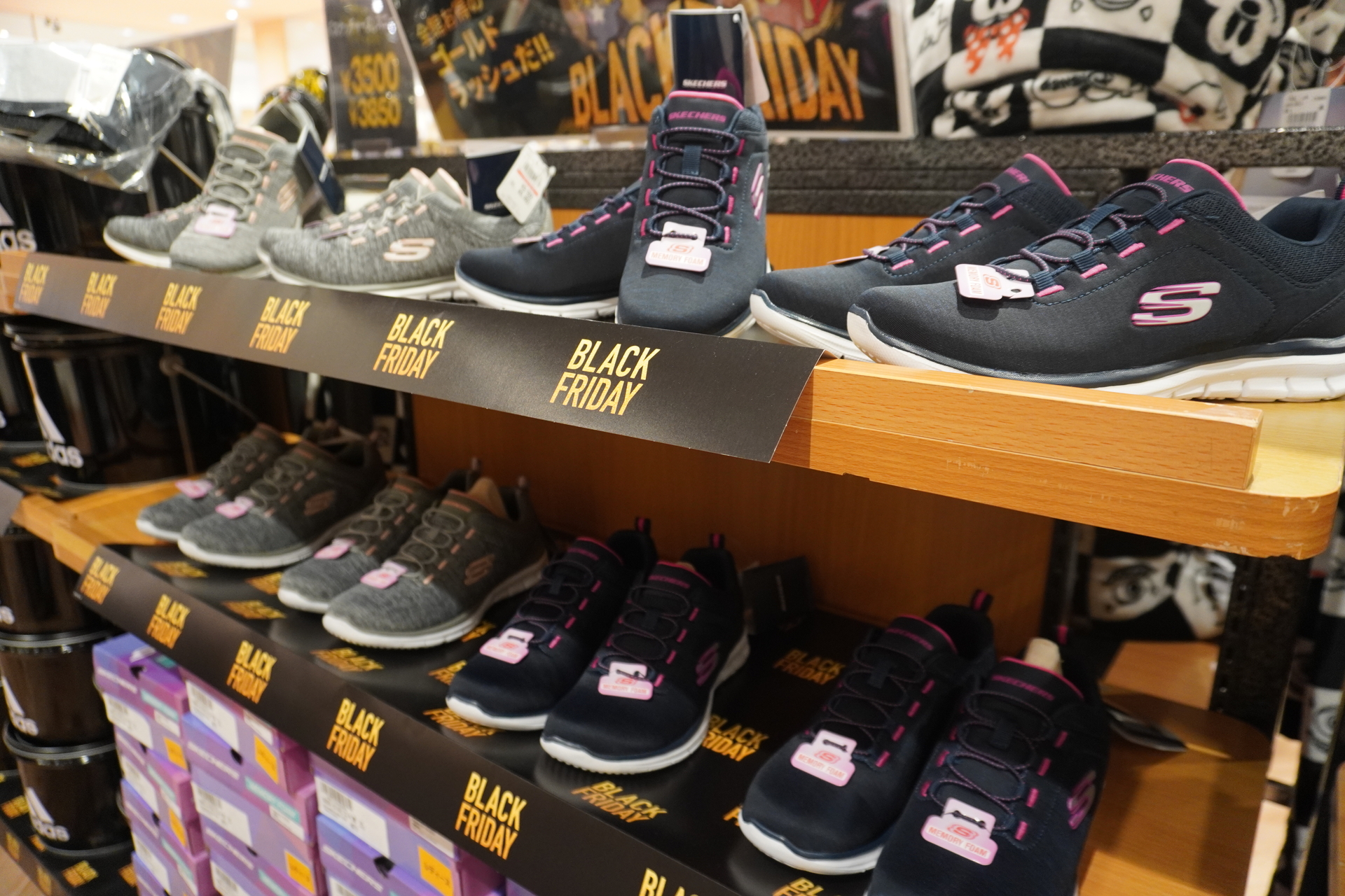 「スケッチャーズ」スニーカー（税別3500円）、「アディダス」ブラック缶（税別9600円）