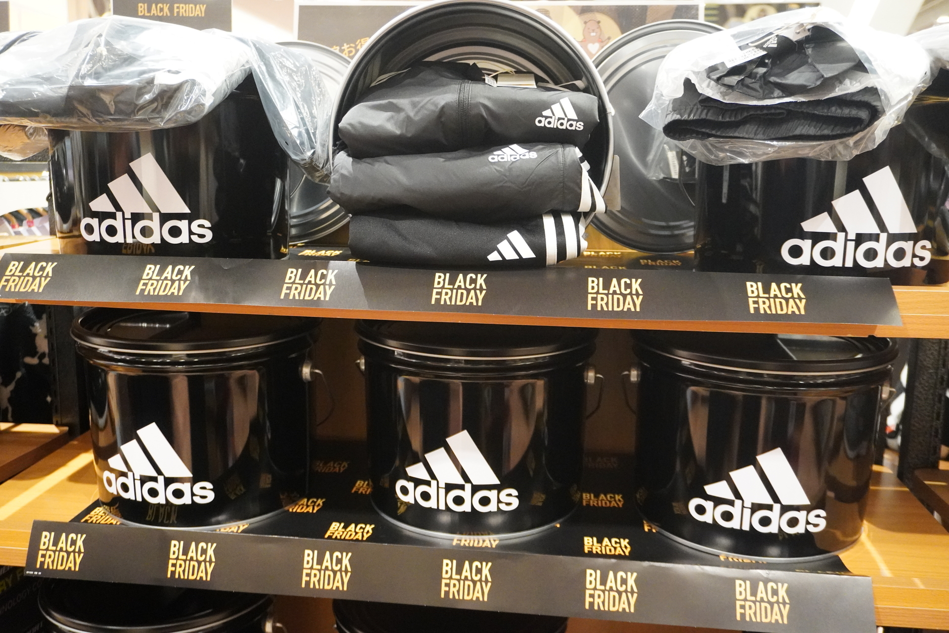 「スケッチャーズ」スニーカー（税別3500円）、「アディダス」ブラック缶（税別9600円）