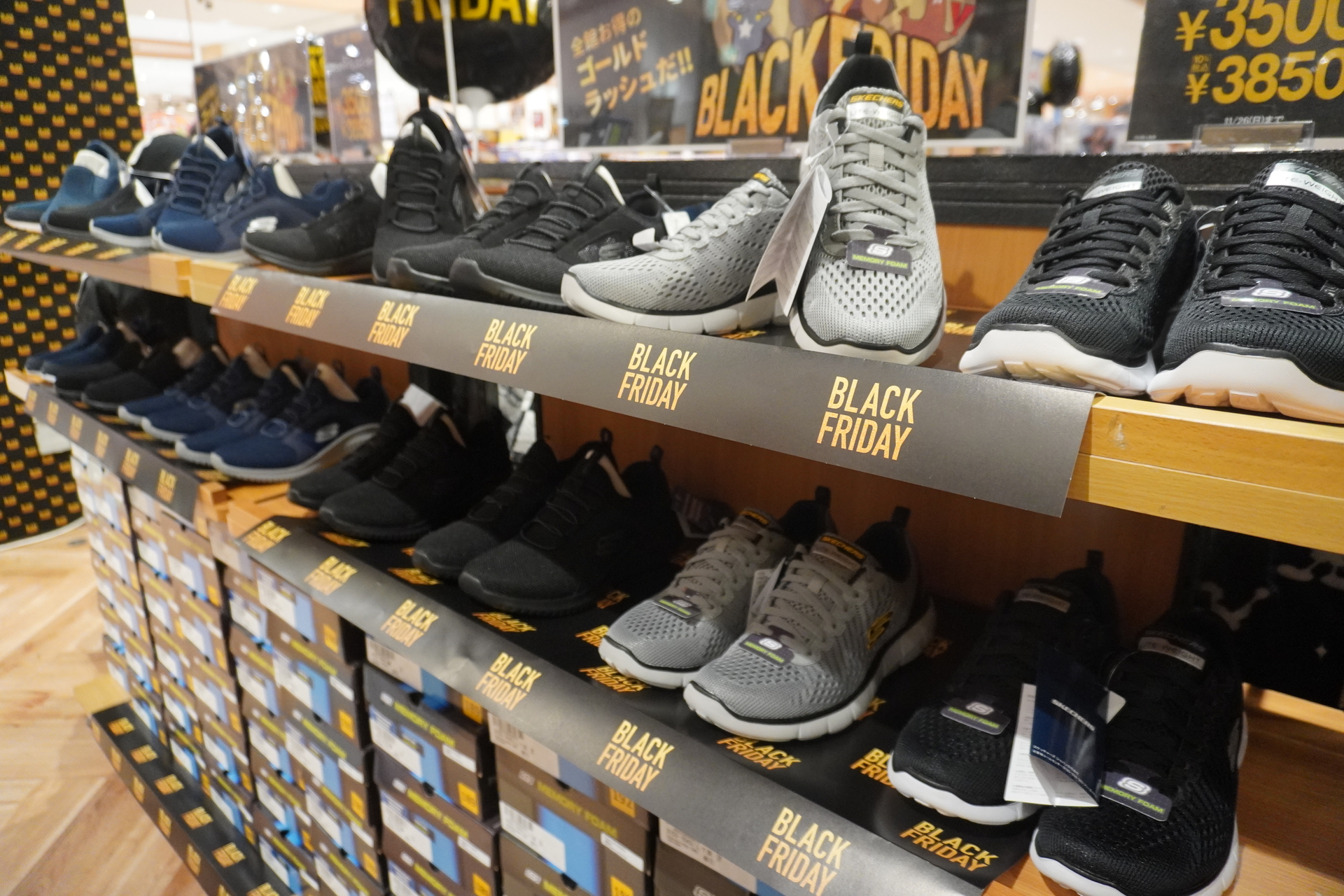 「スケッチャーズ」スニーカー（税別3500円）、「アディダス」ブラック缶（税別9600円）