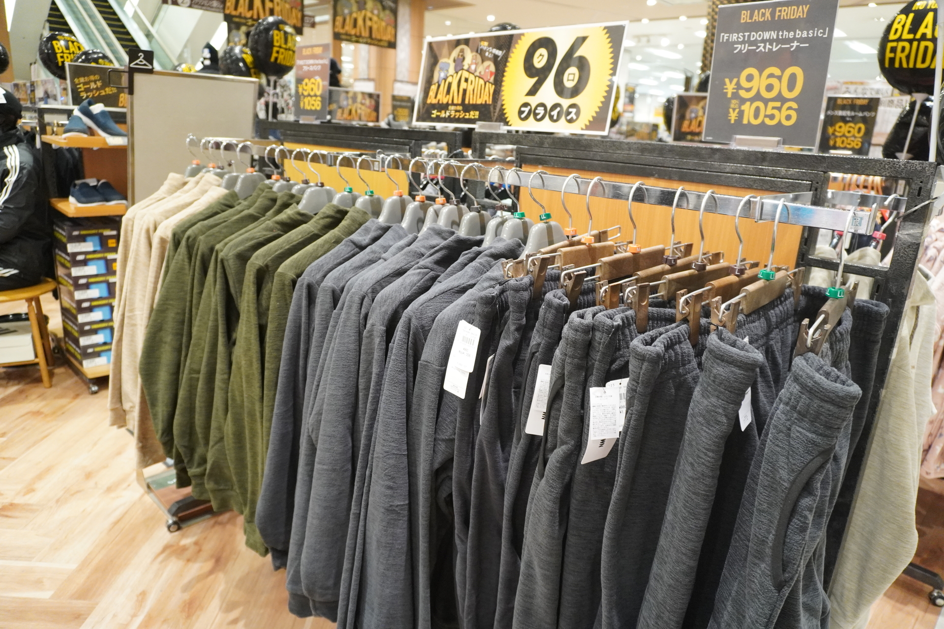 冬物の衣料品もお得な“96プライス”（税別960円/1960円）