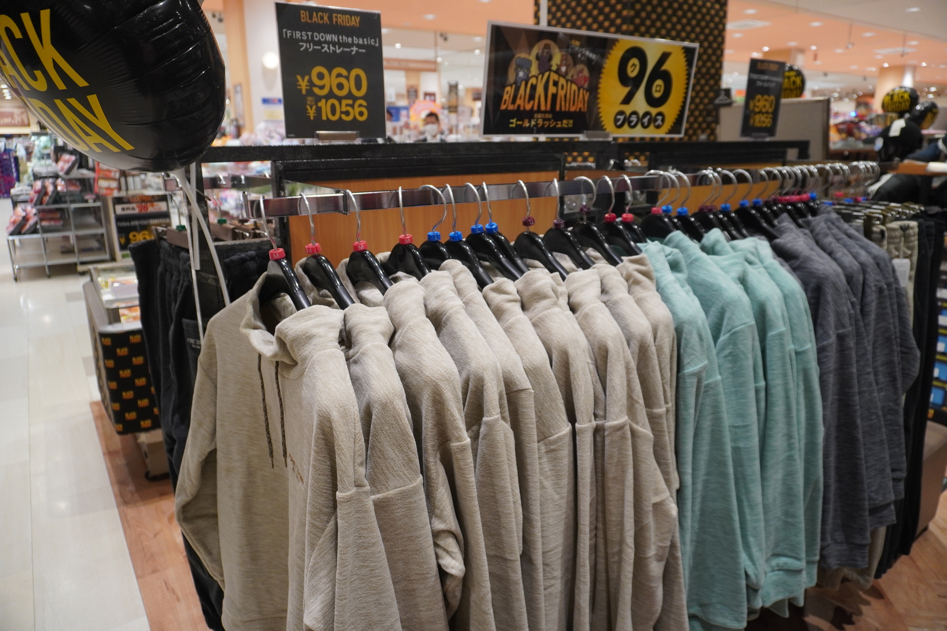 冬物の衣料品もお得な“96プライス”（税別960円/1960円）