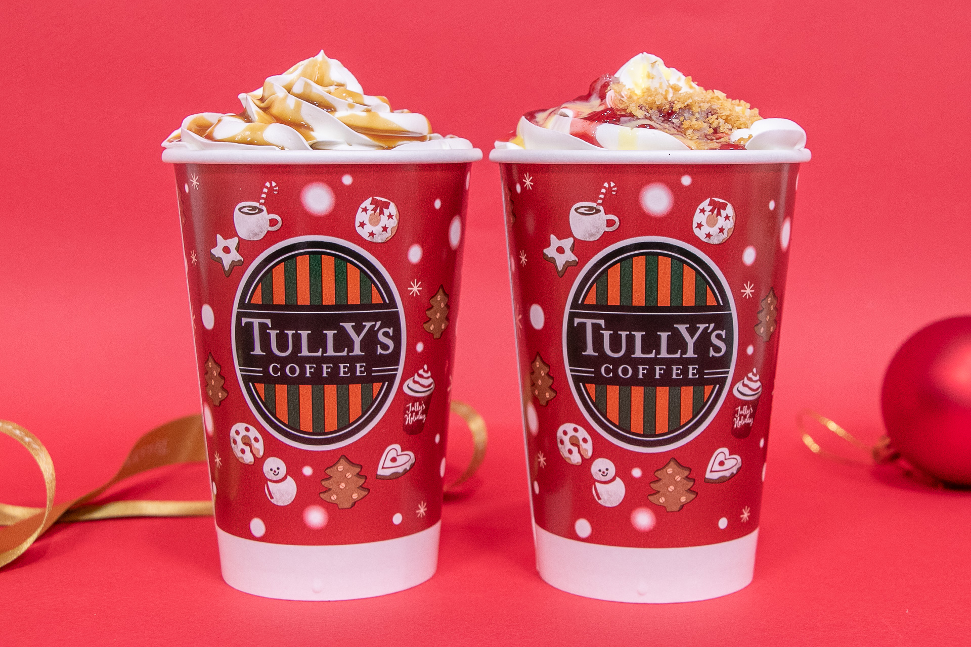 「アイリッシュラテ」と「&TEA 苺ミルフィーユロイヤルミルクティー」をTallサイズのHOTで注文すると、ホリデーシーズンデザインのカップで提供してもらえる。お菓子の家のベアフルたちがかわいらしい