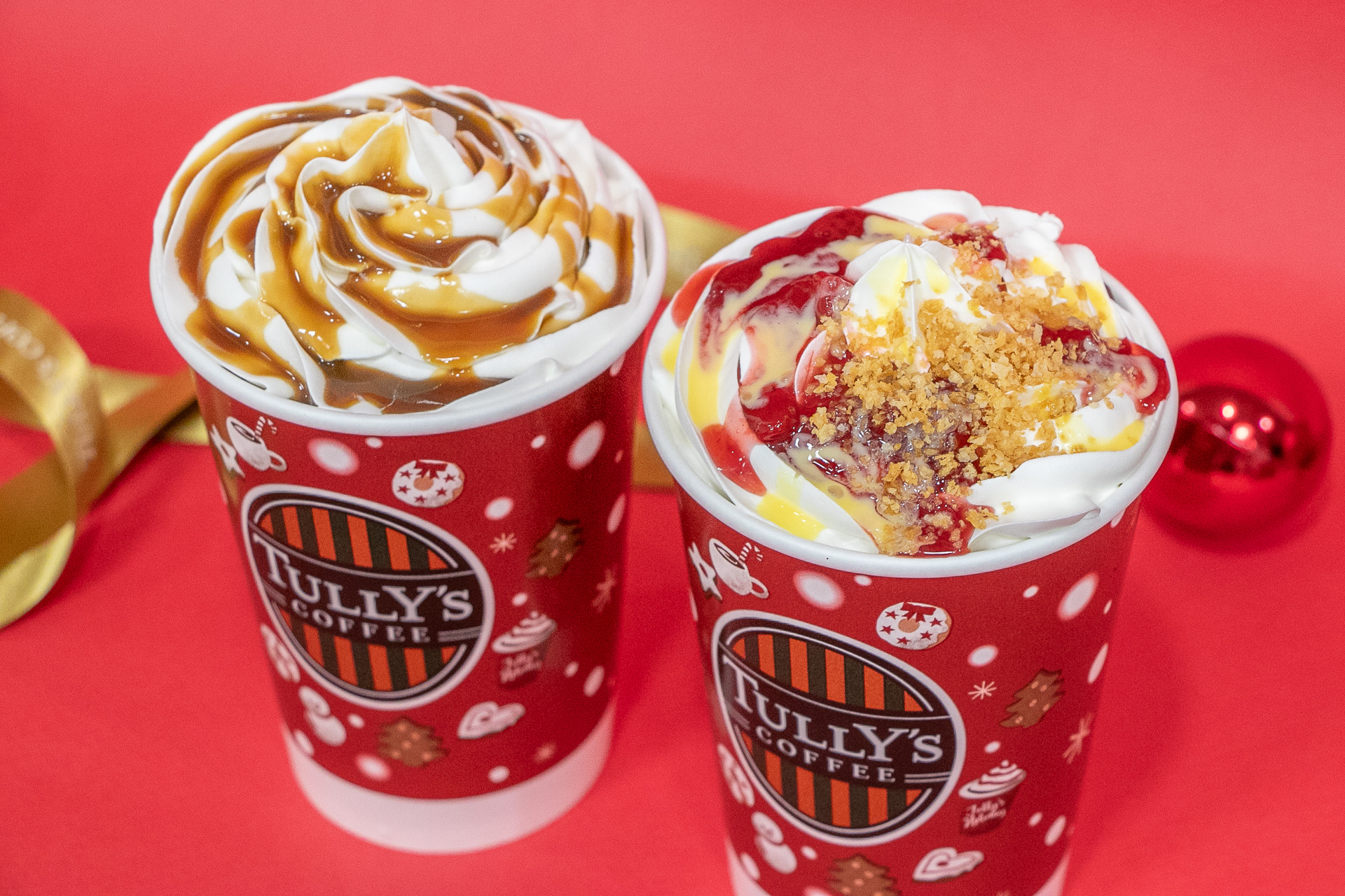 左がエスプレッソベースにホイップクリームやアイリッシュソースをのせた「アイリッシュラテ（HOT）」、右がロイヤルミルクティーにホイップクリームや苺のソースとパイ生地をのせた「&TEA 苺ミルフィーユロイヤルミルクティー（HOT）」