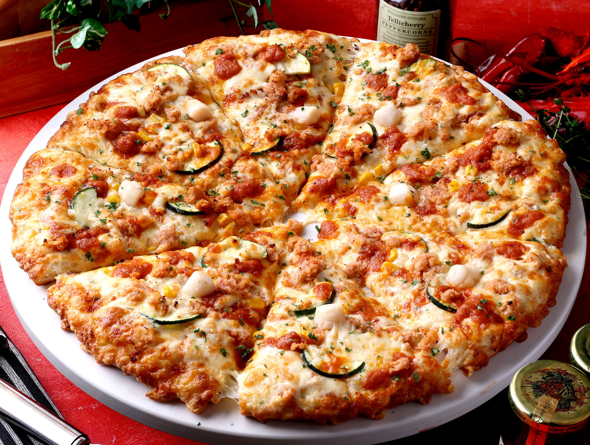 紅ズワイガニとオマール海老ソースの贅沢ピザ