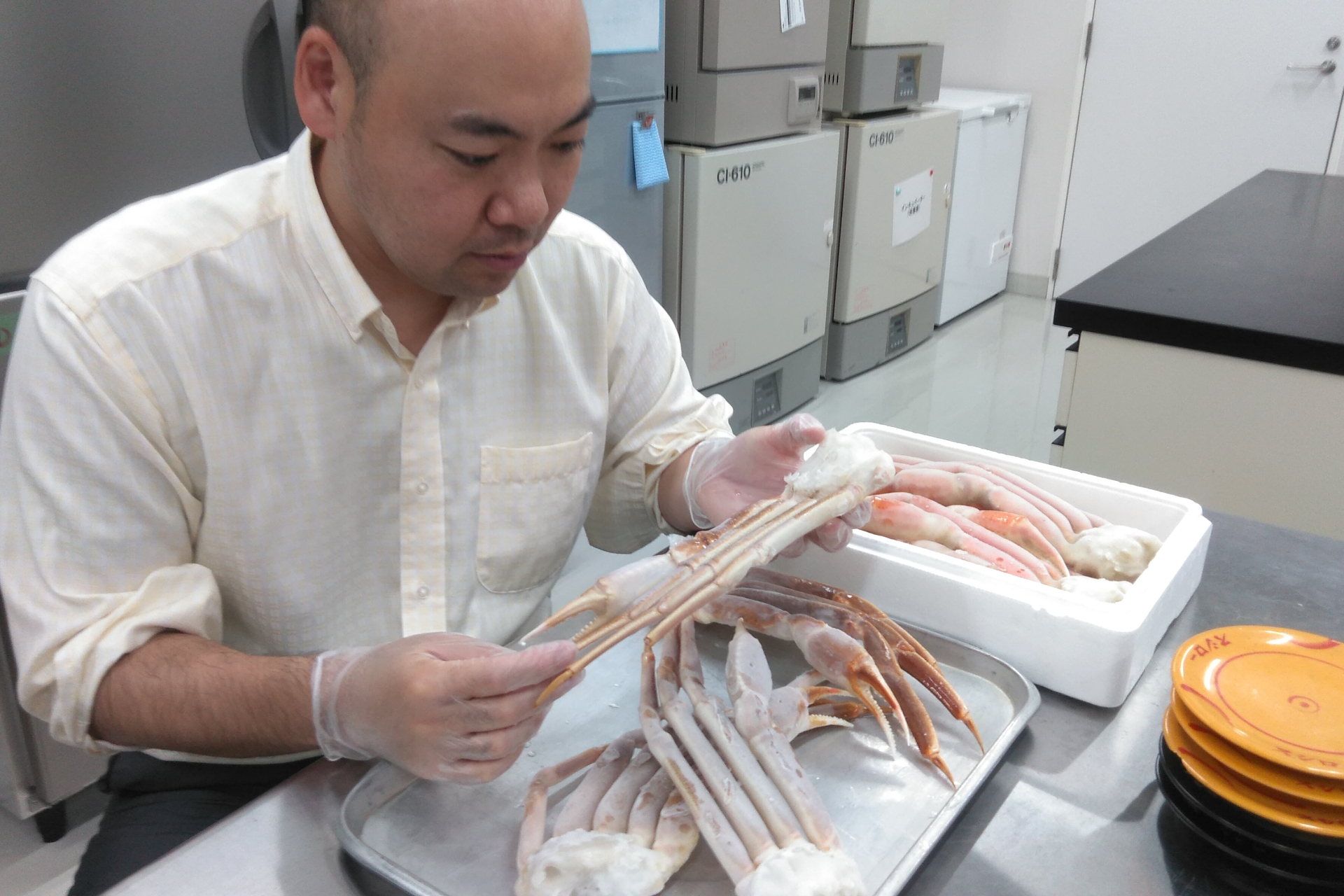 FOOD & LIFE COMPANIES 仕入課の空龍太郎氏（※手にしているのは今回のメニューとは別のかに）