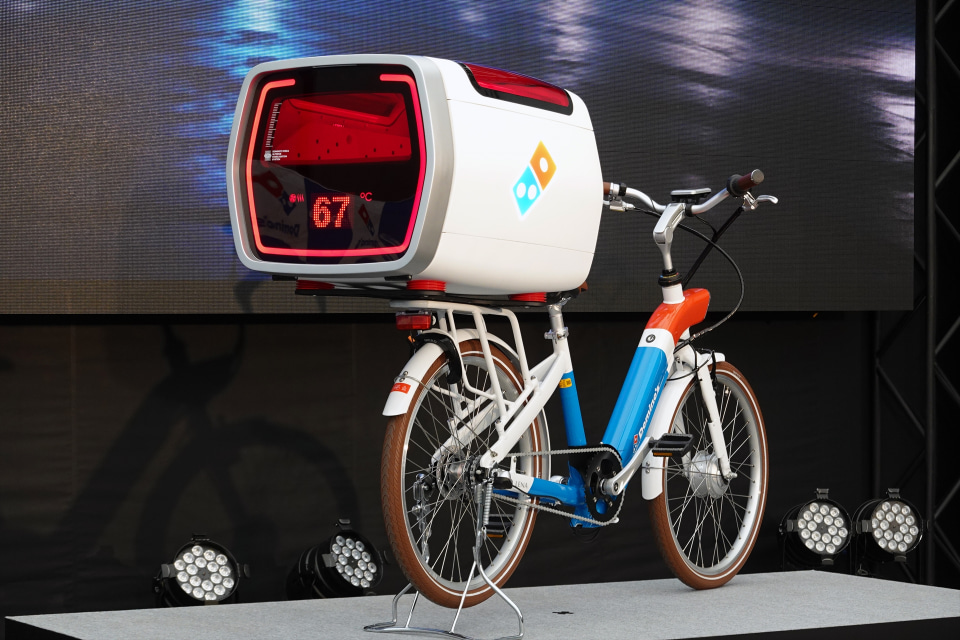 ドミノ・ピザ、未来のデリバリーバイクを世界同時披露 「1枚買うと2枚