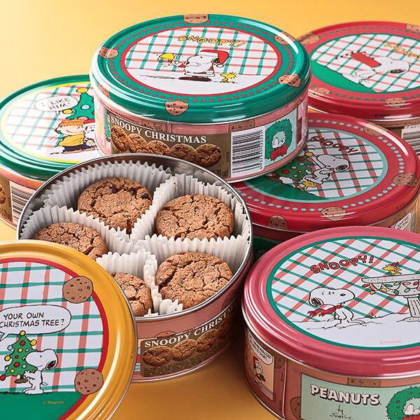カルディ、スヌーピーやテディベアがクリスマスをかわいく彩る“缶”商品