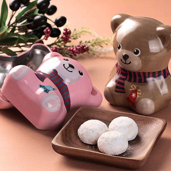 カルディ、スヌーピーやテディベアがクリスマスをかわいく彩る“缶”商品