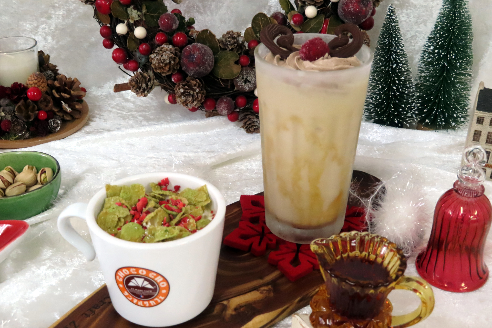 「真っ赤なお鼻のトナカイメープルスムージー」（右）と「Happy Christmas 濃厚ピスタチオのリースラテ」（左）