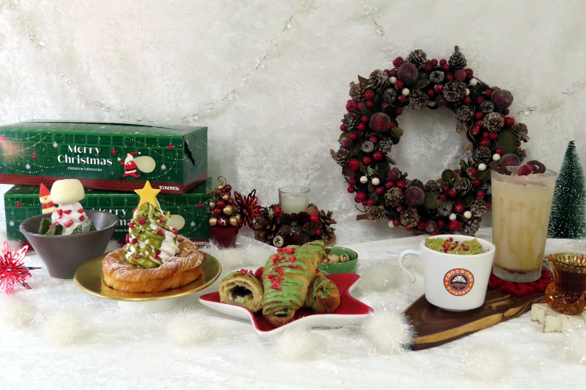 このほか「Happy Christmas 空飛ぶサンタパフェ」（640円）や「デニブラン ピスタチオクリスマスツリー」（640円）も12月25日までの期間限定で提供される