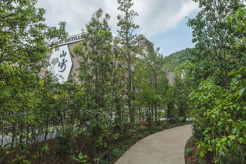 三越、ウイスキー「山崎12年」「白州12年」100周年記念ラベルを抽選