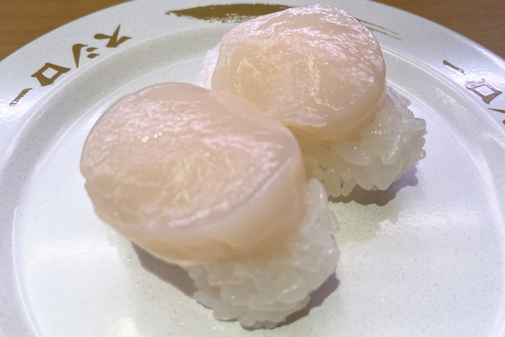 プリっと歯応えのある身で満足感がある「北海道産ほたて貝柱」（100円）