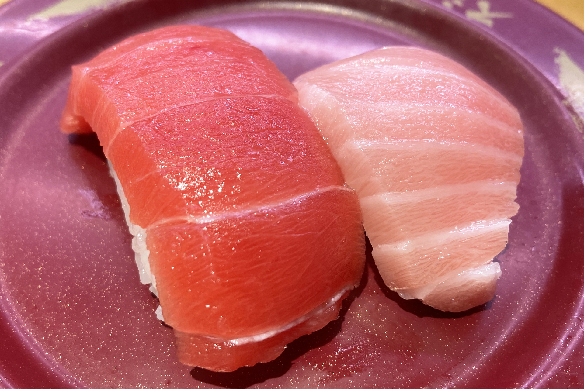 「特ネタ中とろ おまけミニ大とろ」（赤皿180円/190円/210円）