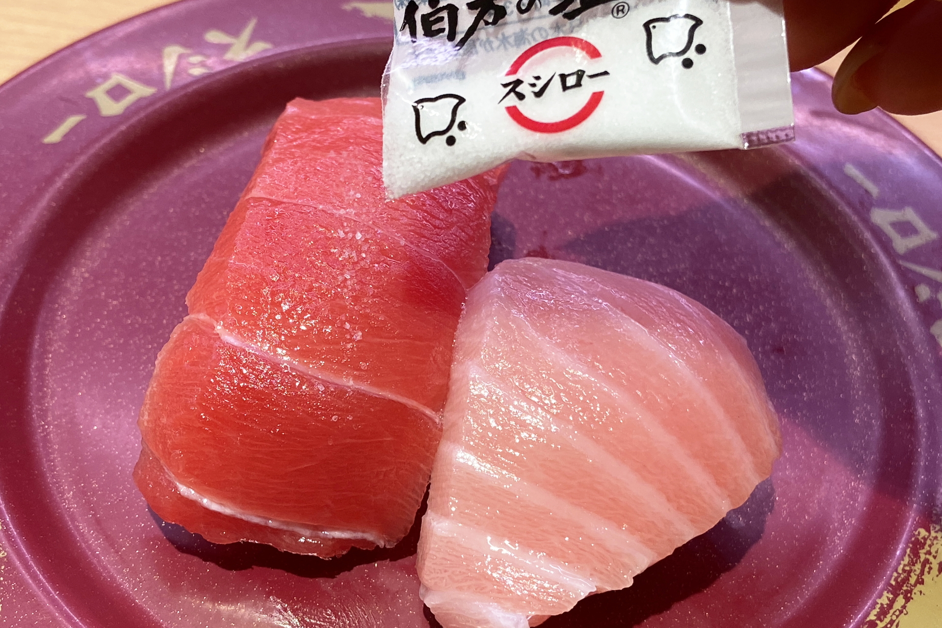 シンプルに塩で食べると、まぐろの味が引き立つ