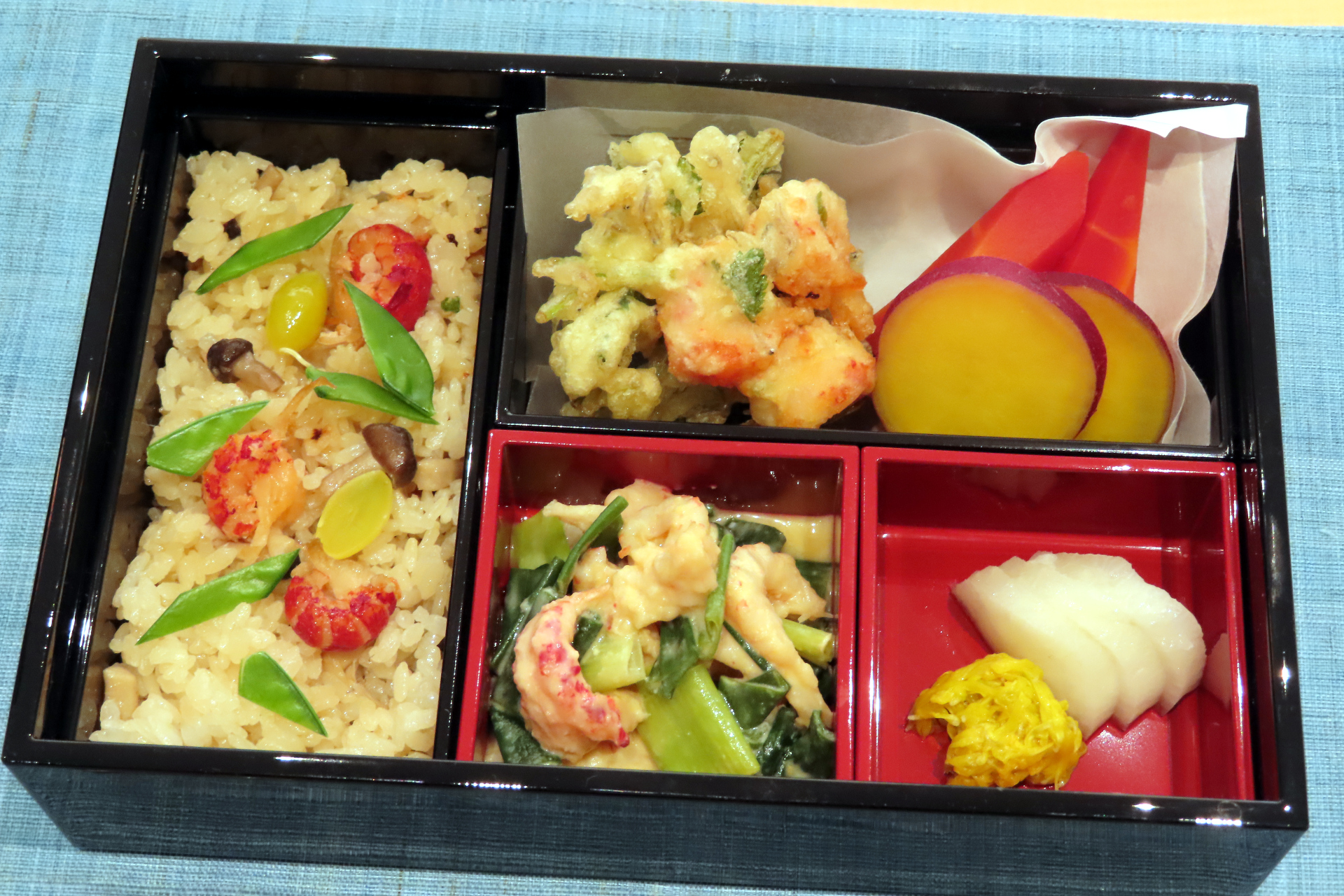 柳原尚之氏が考案したザリガニづくしの弁当