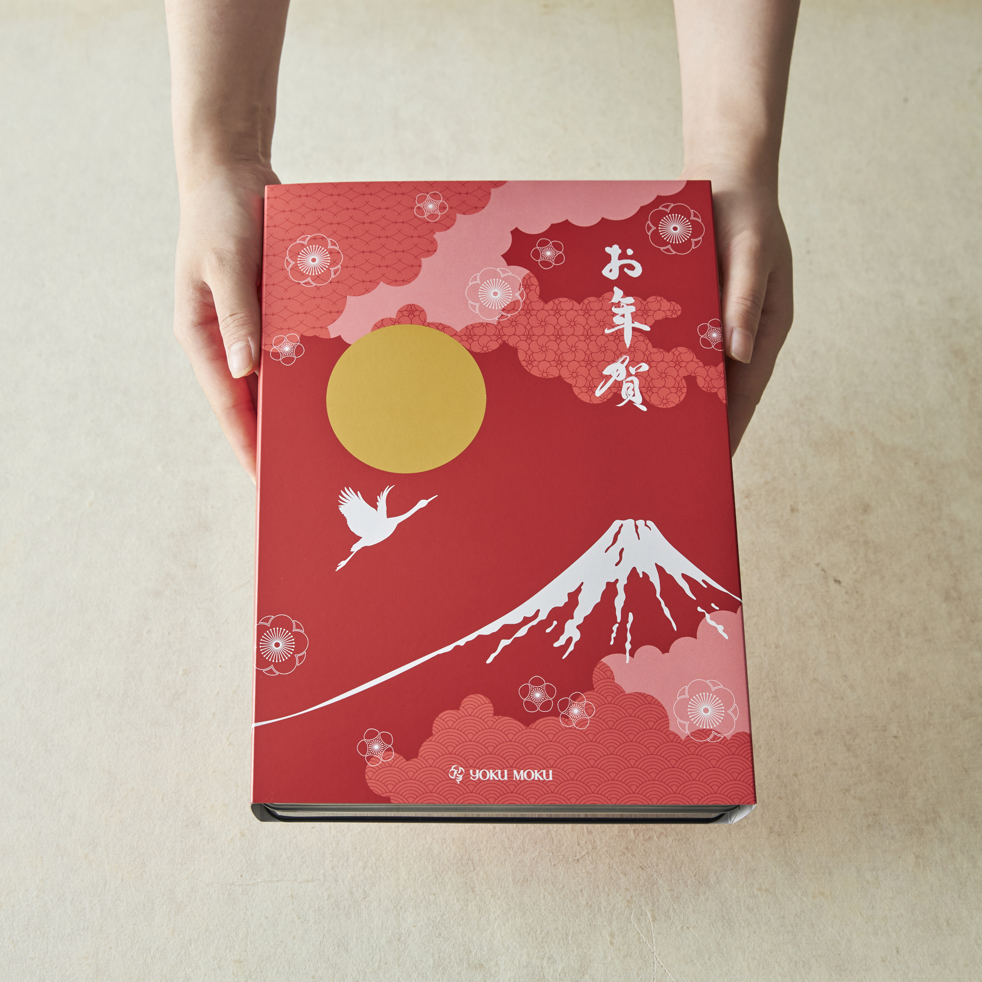 「シガール」や「サンク デリス」などの定番商品の詰め合わせには、年賀限定のスリーブを用意