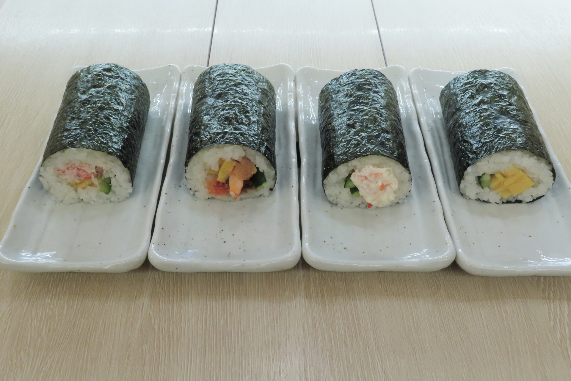 （左から）「豪華かに太巻」「七福巻」「えびマヨ巻」「たまご巻」