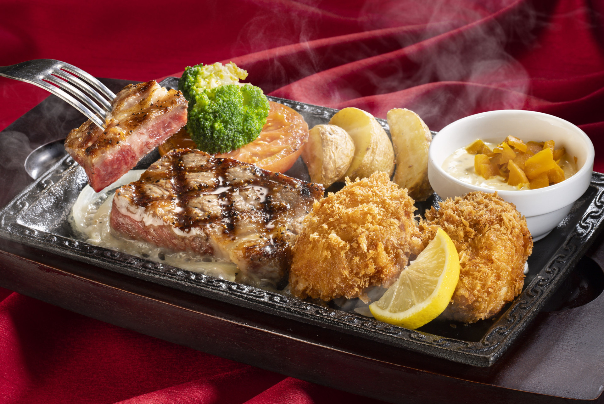 「黒毛和牛厚切りサーロインステーキ（約120g）＆手作り帆立フライ（2個）」（2749円）